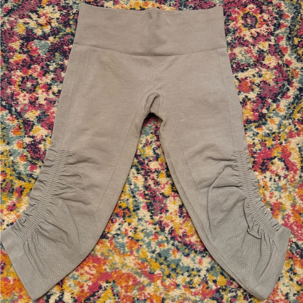 LULULEMON crop leggings!